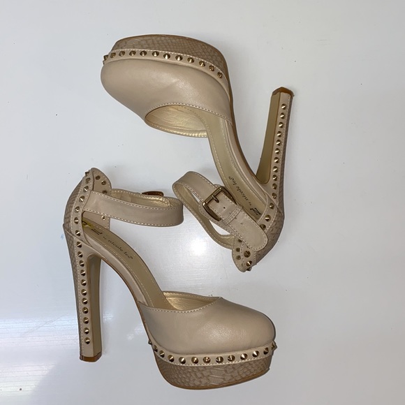 Nicole Lee Heels 🔥 - Picture 2 of 9